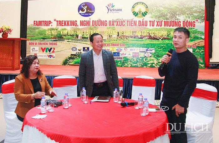 Phó Chủ tịch UBND huyện Kim Bôi Đinh Thanh Tùng (giữa) và Giám đốc S -Travel Nguyễn Hồng Thắng tại buổi tọa đàm với các doanh nghiệp lữ hành